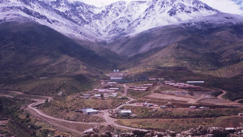 Campamento e instalaciones de la mina Los Pelambres, con la cordillera nevada al fondo, Chile.