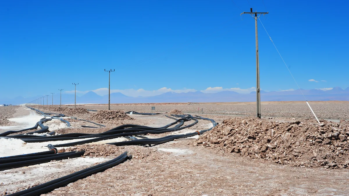 Cañerías de salmuera tendidas sobre el salar de Atacama, Chile.