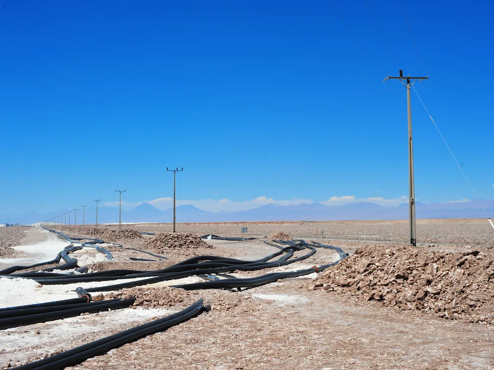 Cañerías de HDPE para salmuera sobre el salar de Atacama, Chile.