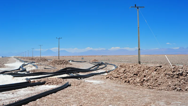Cañerías de salmuera tendidas sobre el salar de Atacama, Chile.
