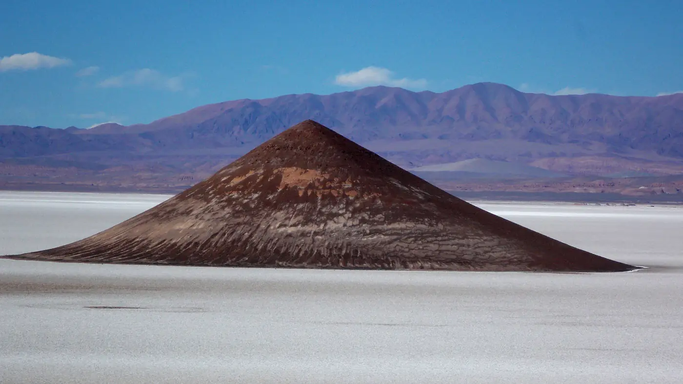 Cono de Arita, la formación piramidal del salar de Arizaro, en el departamento Los Andes, Salta.