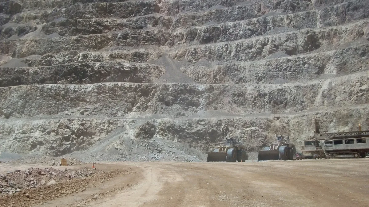 Bancos del rajo de la mina Veladero, San Juan, con equipos en el frente.