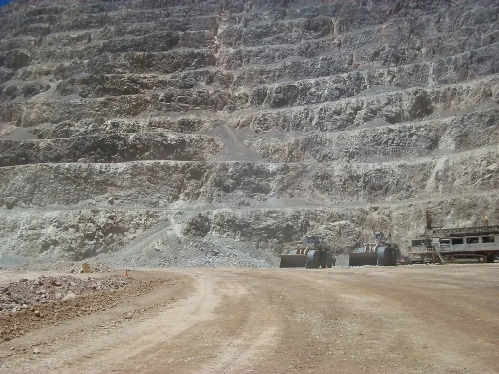Rajo de la mina Veladero, San Juan, con cargadores frontales al pie de los bancos.