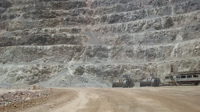 Bancos del rajo de la mina Veladero, San Juan, con equipos en el frente.