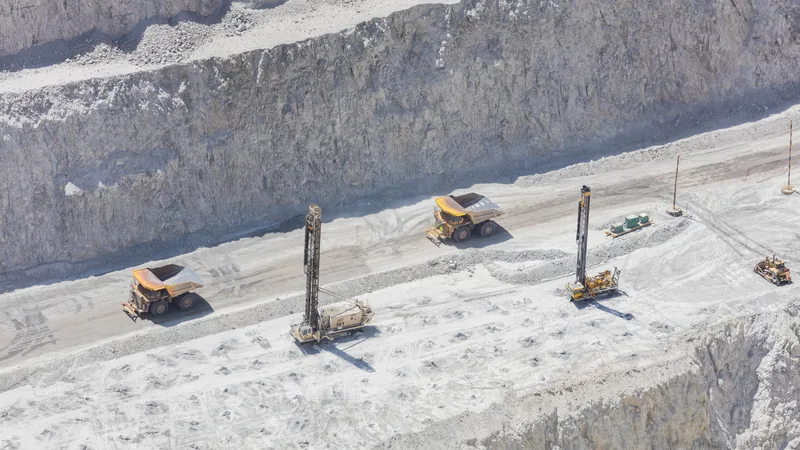 Camiones y perforadoras sobre un banco del rajo de Chuquicamata, Chile.