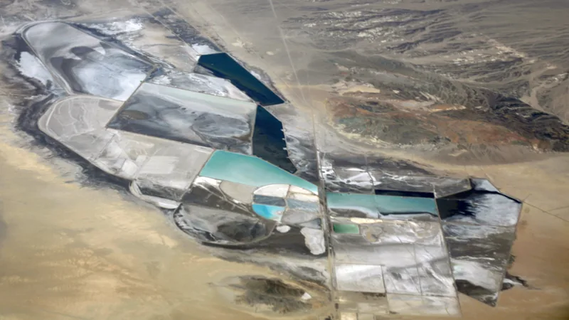 Piletas de evaporación de salmuera de litio en Silver Peak, Nevada.